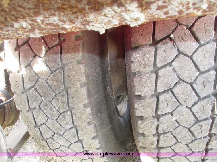 image for item H1146 2006 Freightliner Columbia semi truck