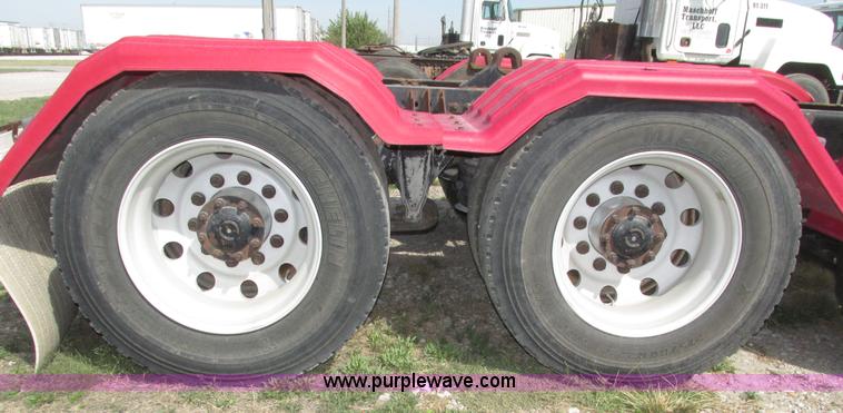 image for item H1146 2006 Freightliner Columbia semi truck