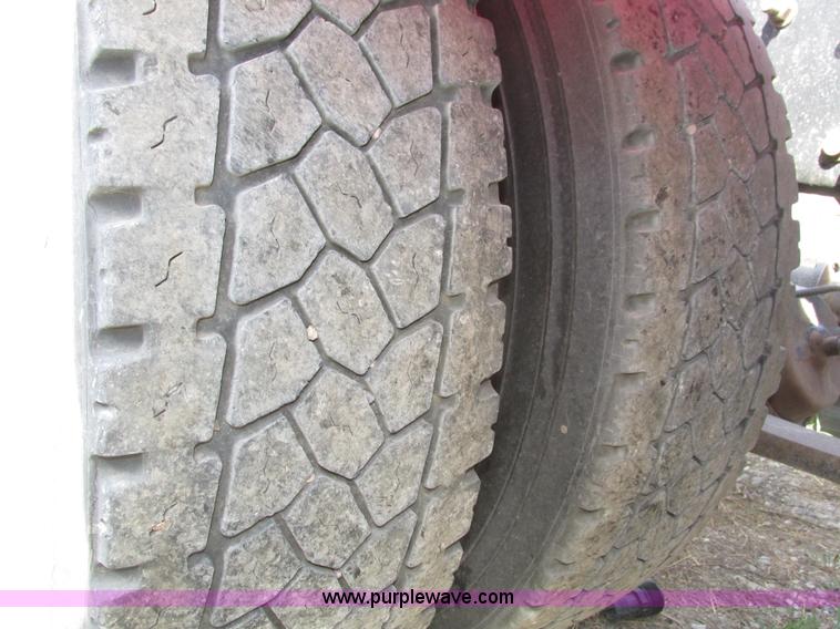 image for item H1146 2006 Freightliner Columbia semi truck