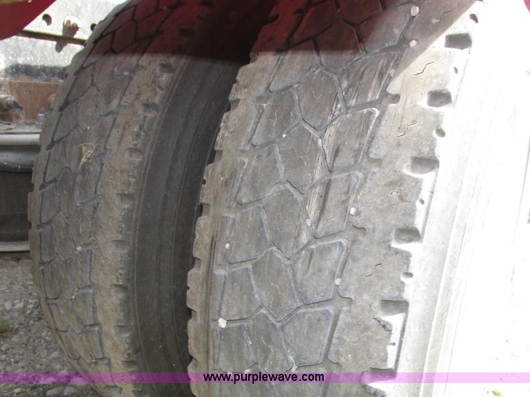 image for item H1146 2006 Freightliner Columbia semi truck