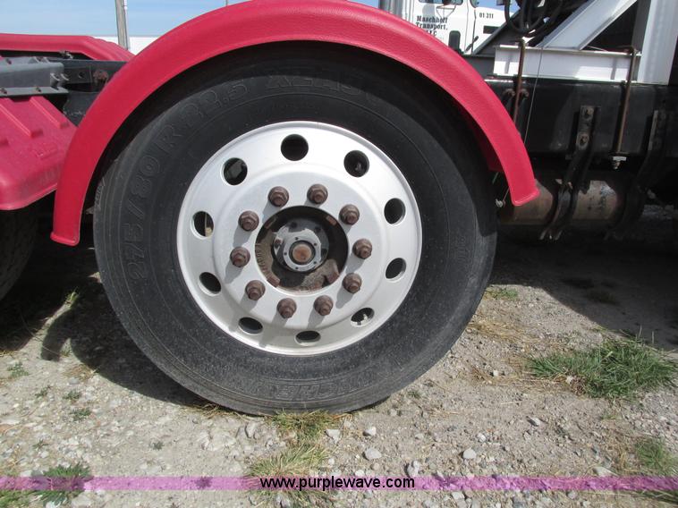 image for item H1146 2006 Freightliner Columbia semi truck