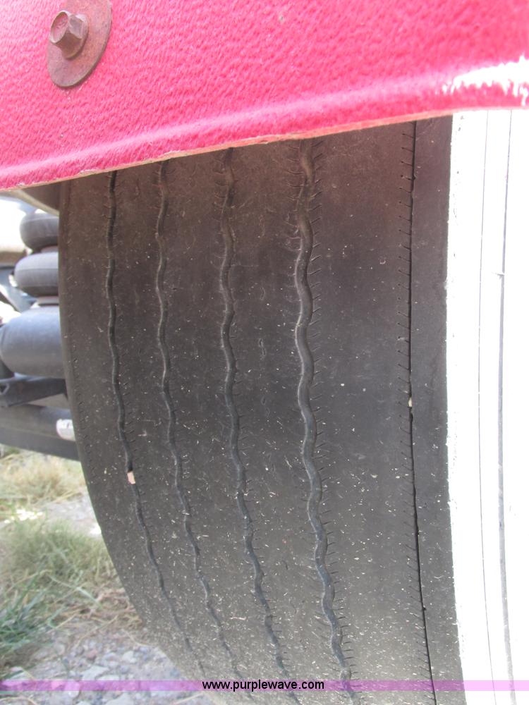 image for item H1146 2006 Freightliner Columbia semi truck