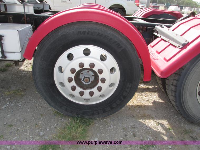 image for item H1146 2006 Freightliner Columbia semi truck