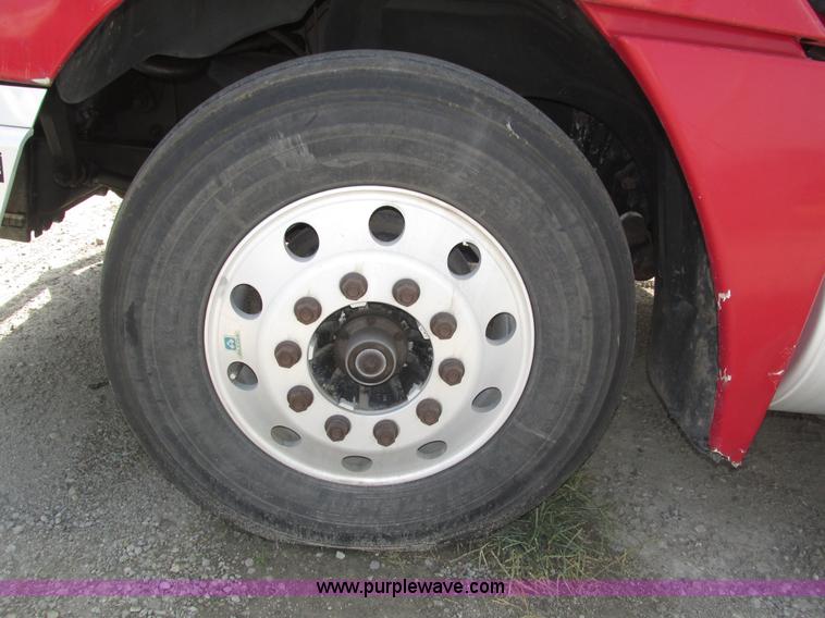 image for item H1146 2006 Freightliner Columbia semi truck