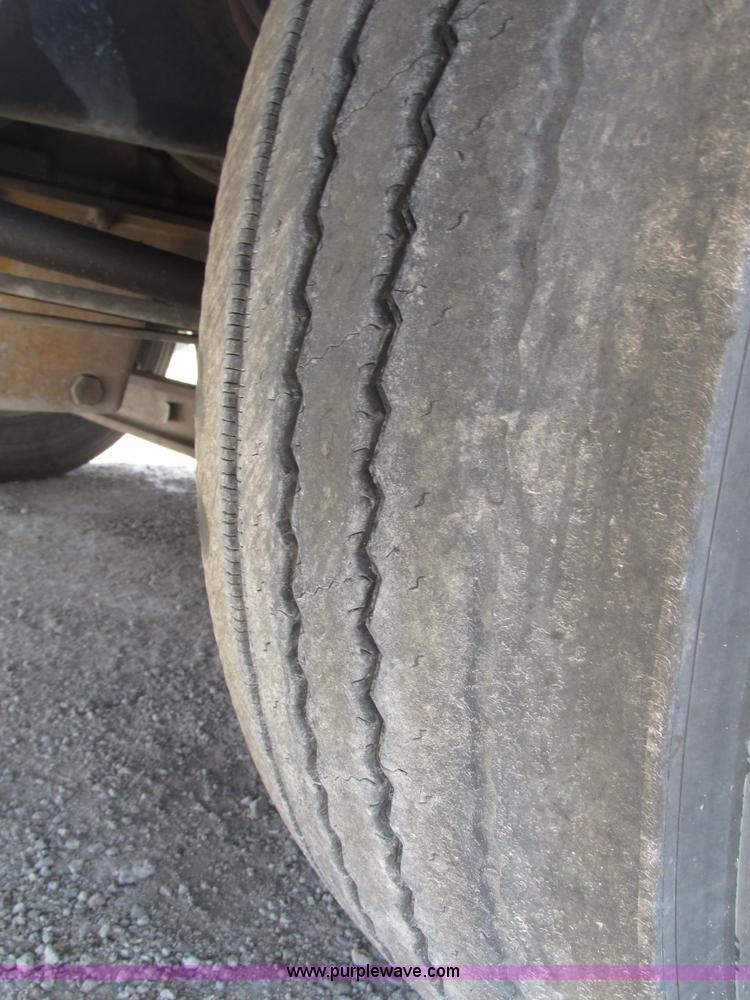 image for item H1146 2006 Freightliner Columbia semi truck