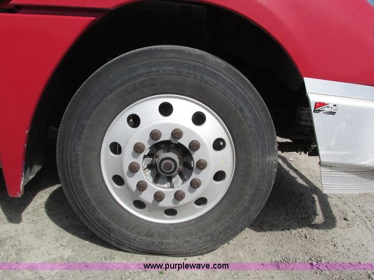 image for item H1146 2006 Freightliner Columbia semi truck