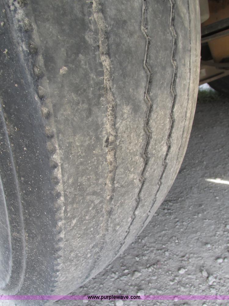 image for item H1146 2006 Freightliner Columbia semi truck