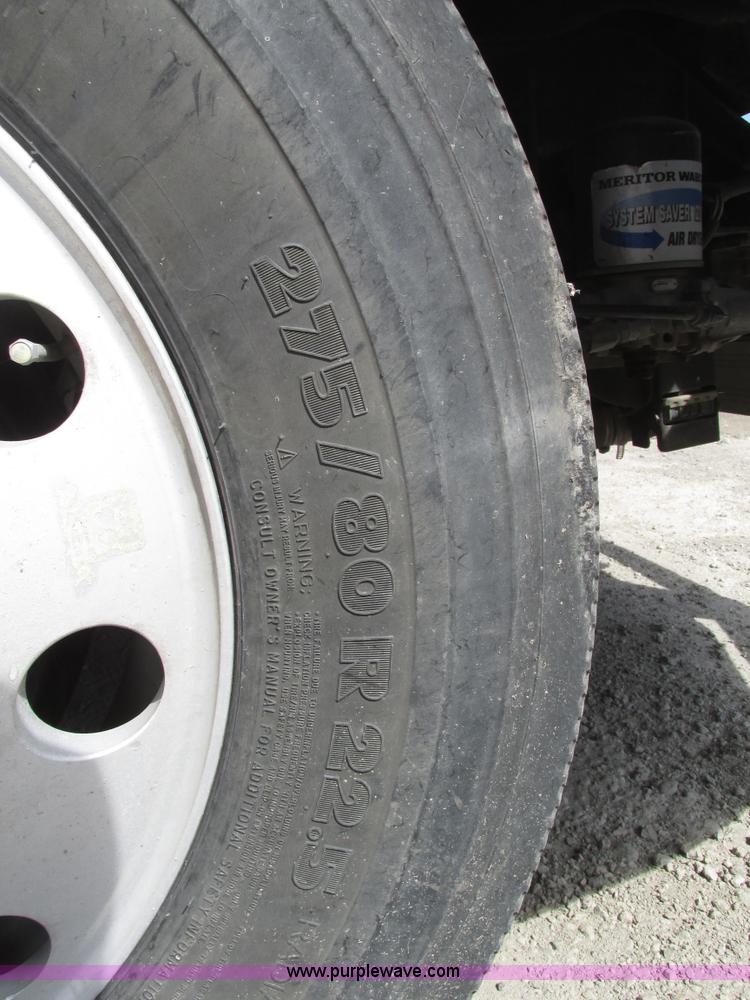 image for item H1146 2006 Freightliner Columbia semi truck