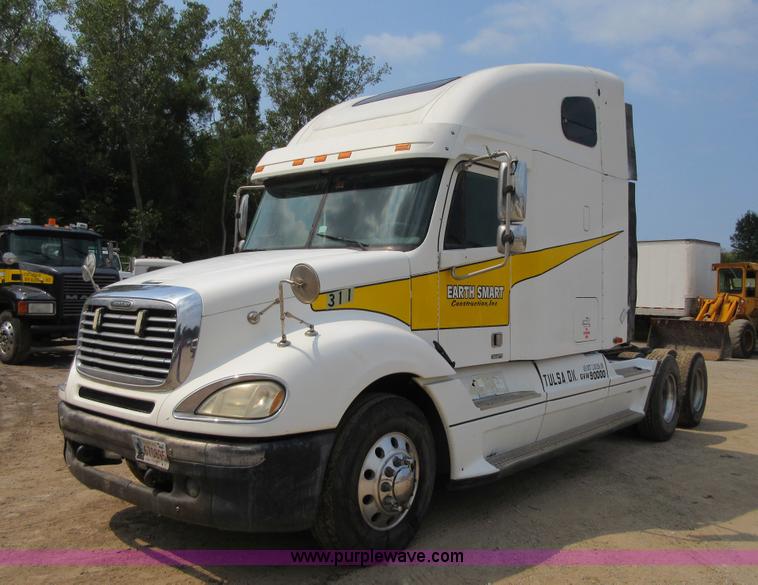 image for item I2002 2003 Freightliner Columbia semi truck