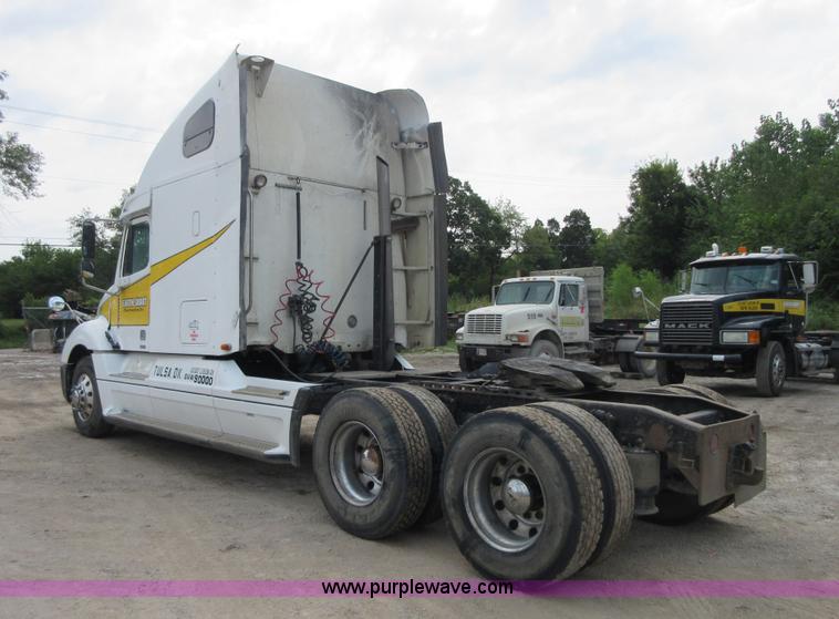 image for item I2002 2003 Freightliner Columbia semi truck