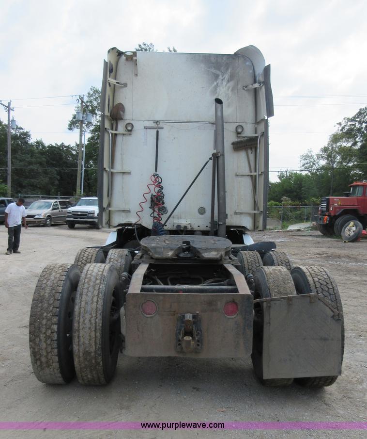 image for item I2002 2003 Freightliner Columbia semi truck