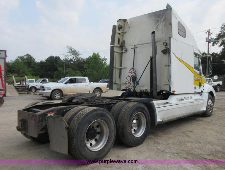 image for item I2002 2003 Freightliner Columbia semi truck