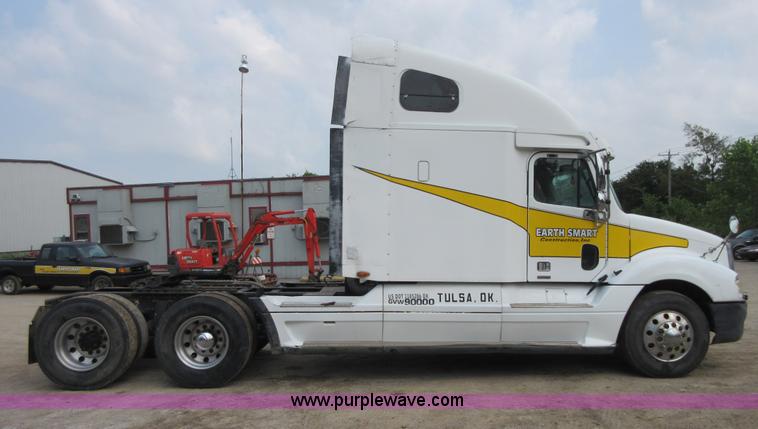 image for item I2002 2003 Freightliner Columbia semi truck