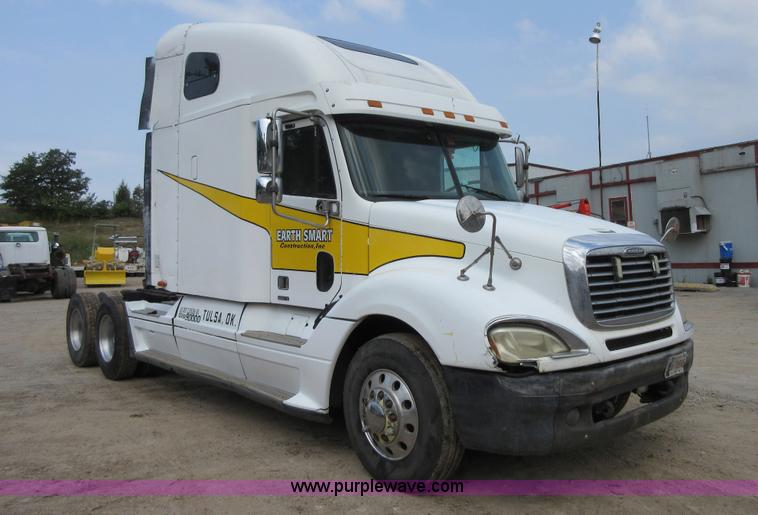 image for item I2002 2003 Freightliner Columbia semi truck