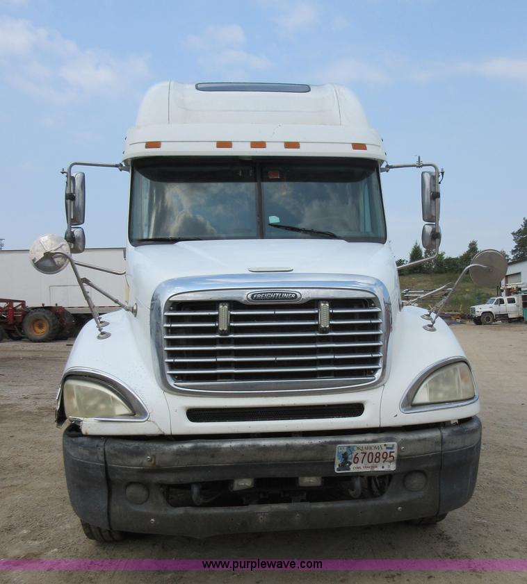 image for item I2002 2003 Freightliner Columbia semi truck