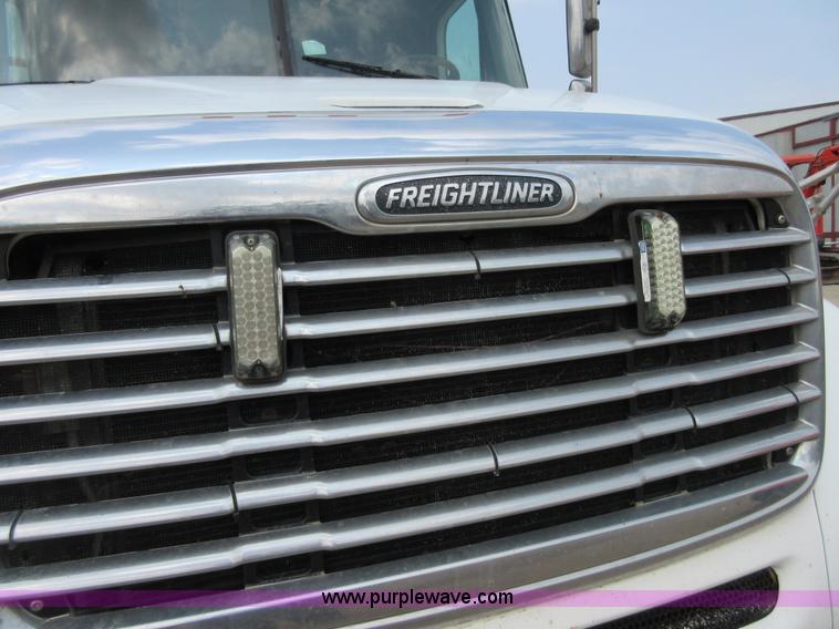 image for item I2002 2003 Freightliner Columbia semi truck
