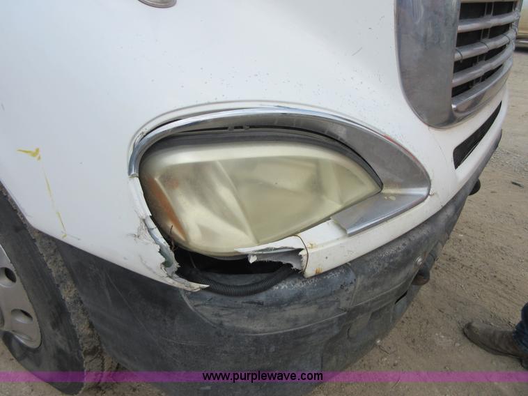 image for item I2002 2003 Freightliner Columbia semi truck