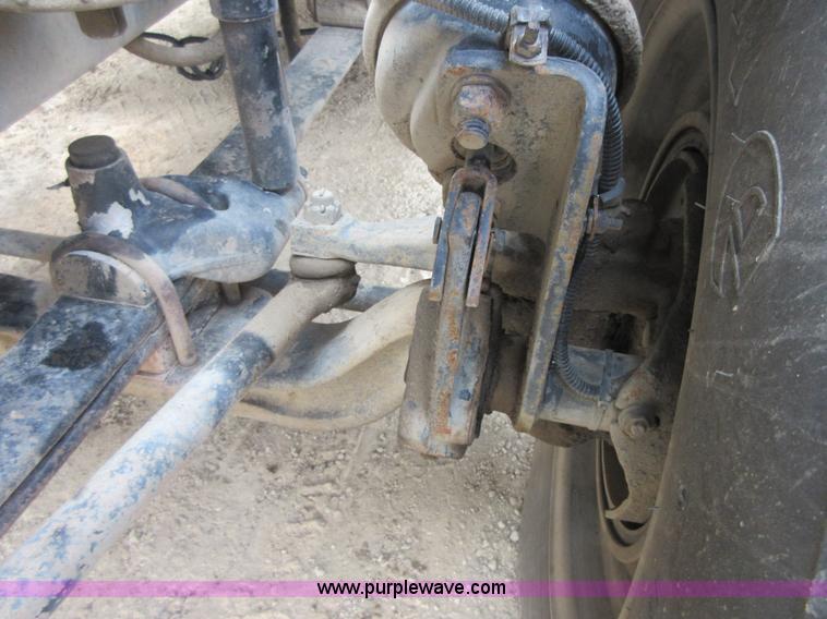 image for item I2002 2003 Freightliner Columbia semi truck