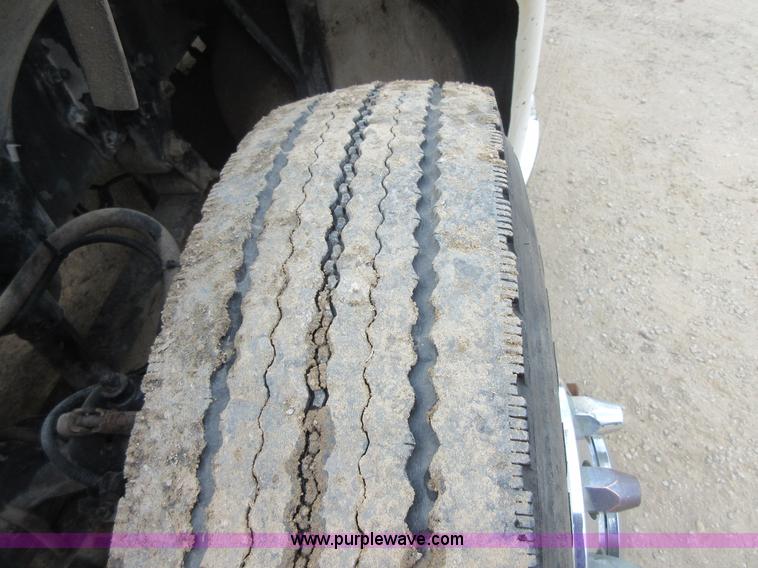 image for item I2002 2003 Freightliner Columbia semi truck