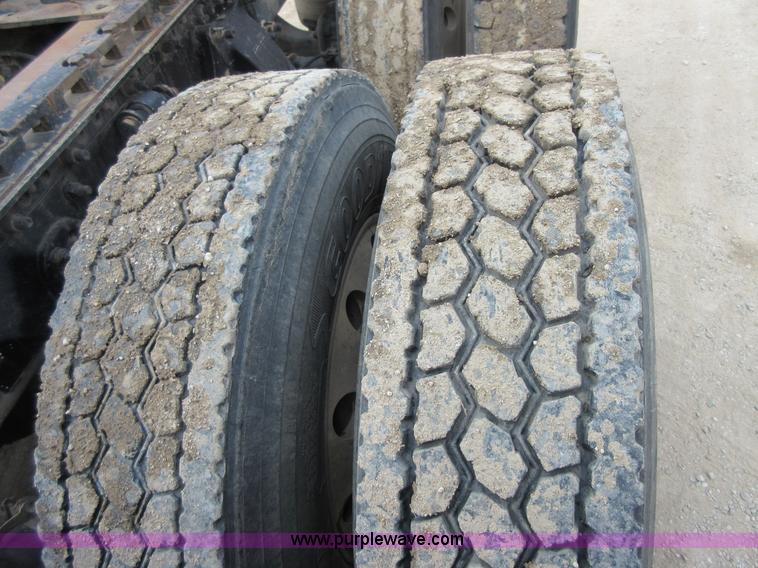 image for item I2002 2003 Freightliner Columbia semi truck