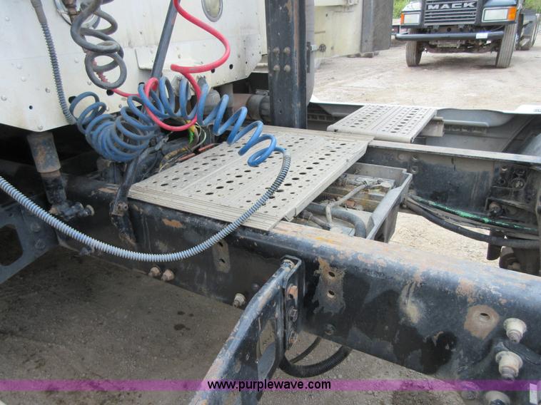 image for item I2002 2003 Freightliner Columbia semi truck