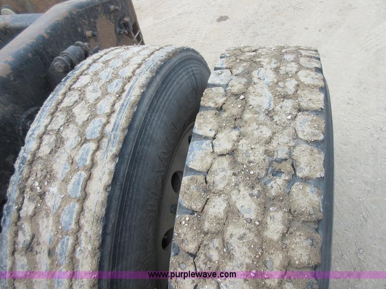 image for item I2002 2003 Freightliner Columbia semi truck