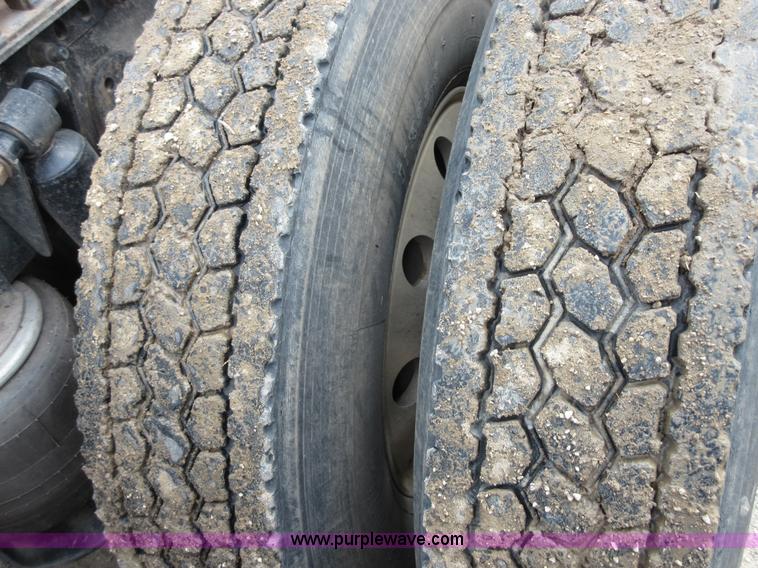 image for item I2002 2003 Freightliner Columbia semi truck