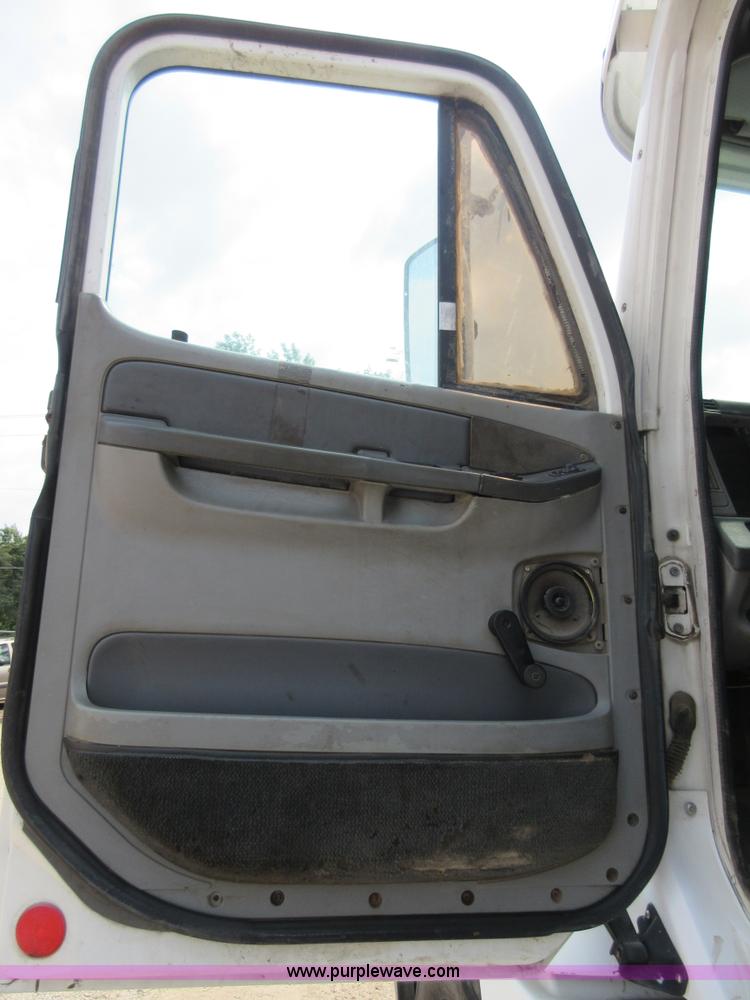 image for item I2002 2003 Freightliner Columbia semi truck