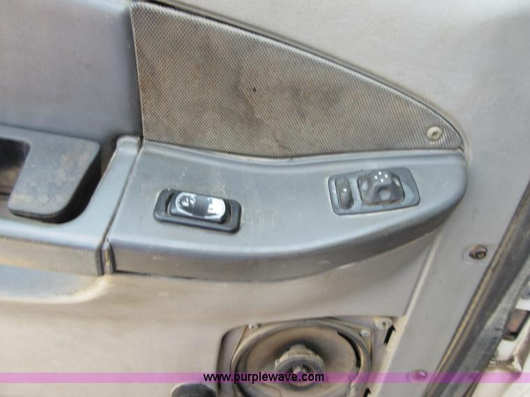 image for item I2002 2003 Freightliner Columbia semi truck