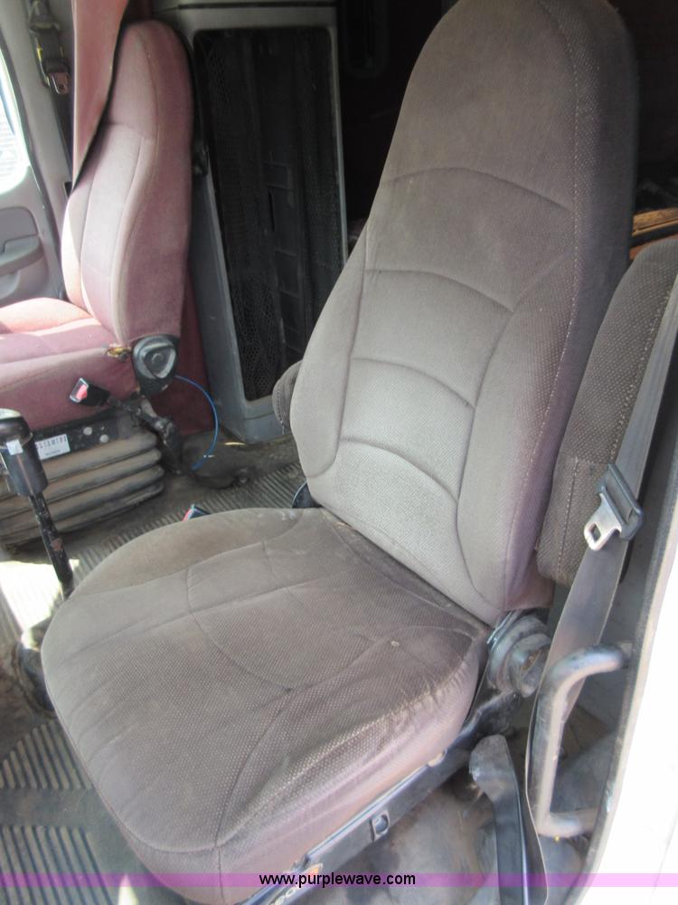 image for item I2002 2003 Freightliner Columbia semi truck