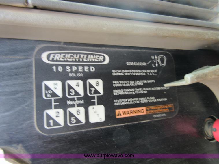 image for item I2002 2003 Freightliner Columbia semi truck