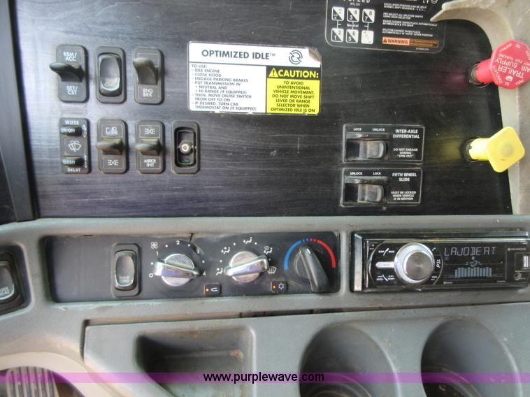 image for item I2002 2003 Freightliner Columbia semi truck