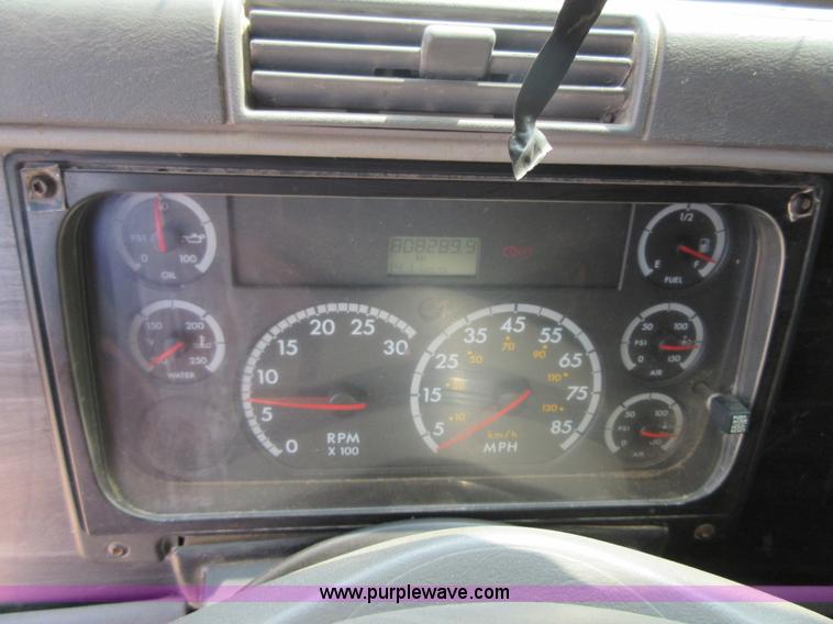 image for item I2002 2003 Freightliner Columbia semi truck