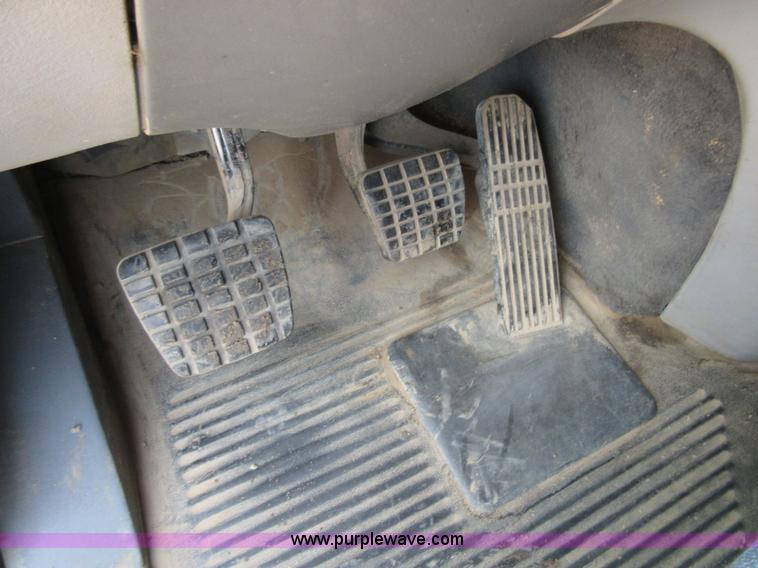 image for item I2002 2003 Freightliner Columbia semi truck