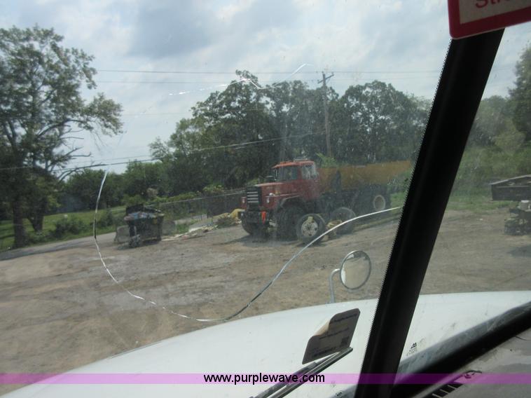 image for item I2002 2003 Freightliner Columbia semi truck