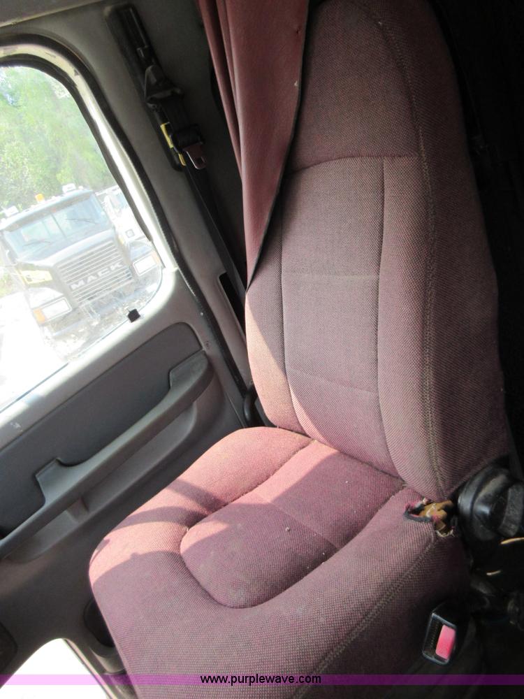 image for item I2002 2003 Freightliner Columbia semi truck