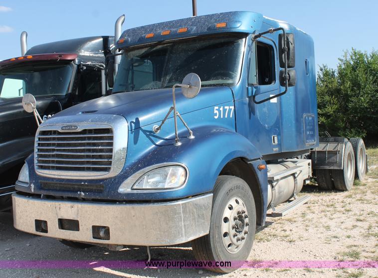 image for item J1438 2006 Freightliner Columbia semi truck