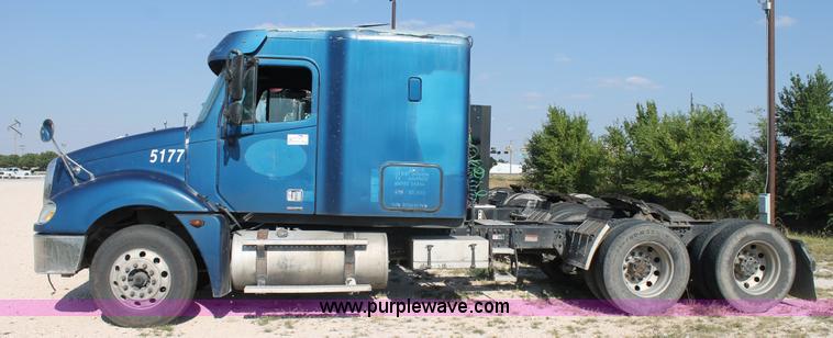 image for item J1438 2006 Freightliner Columbia semi truck