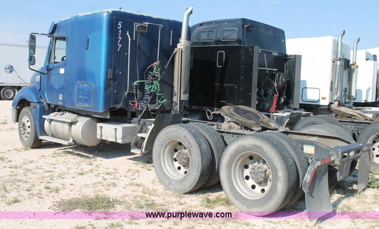 image for item J1438 2006 Freightliner Columbia semi truck