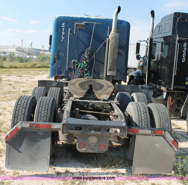 image for item J1438 2006 Freightliner Columbia semi truck