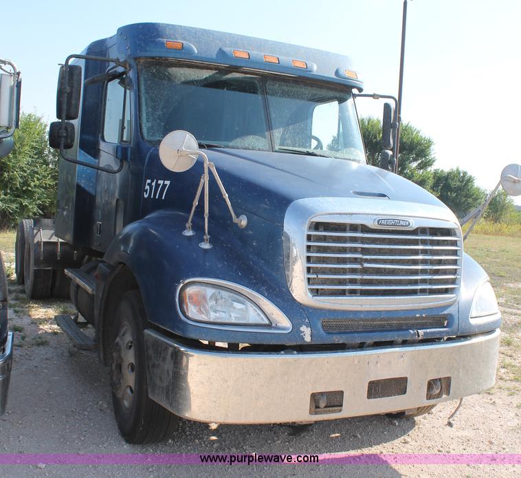 image for item J1438 2006 Freightliner Columbia semi truck