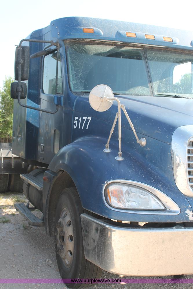 image for item J1438 2006 Freightliner Columbia semi truck