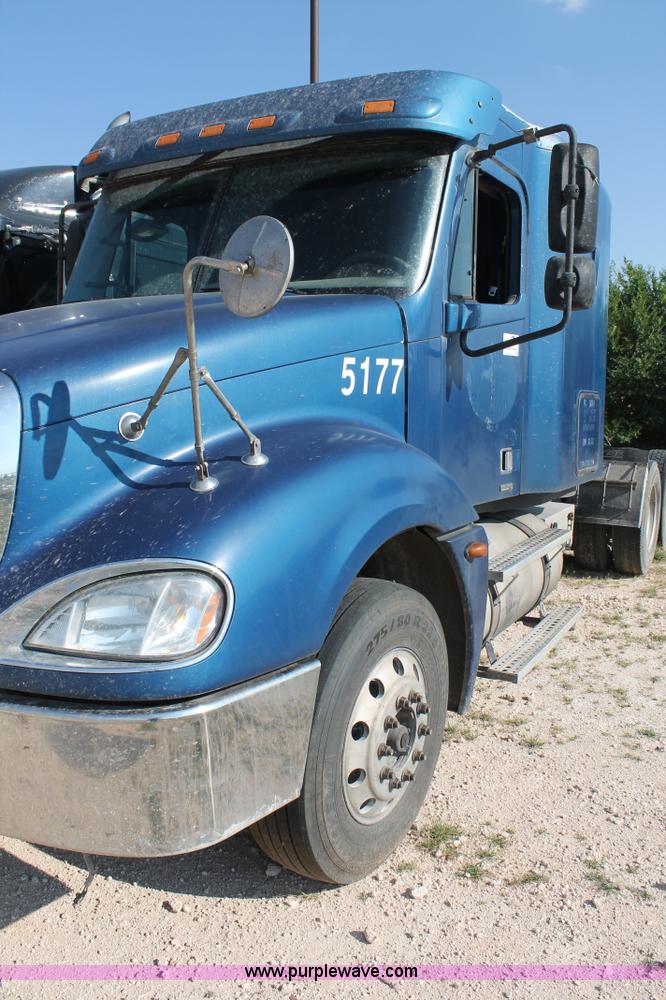 image for item J1438 2006 Freightliner Columbia semi truck