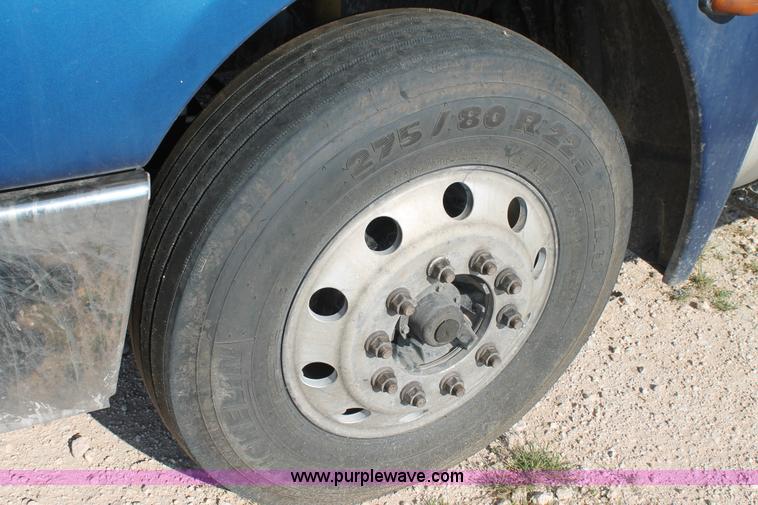 image for item J1438 2006 Freightliner Columbia semi truck