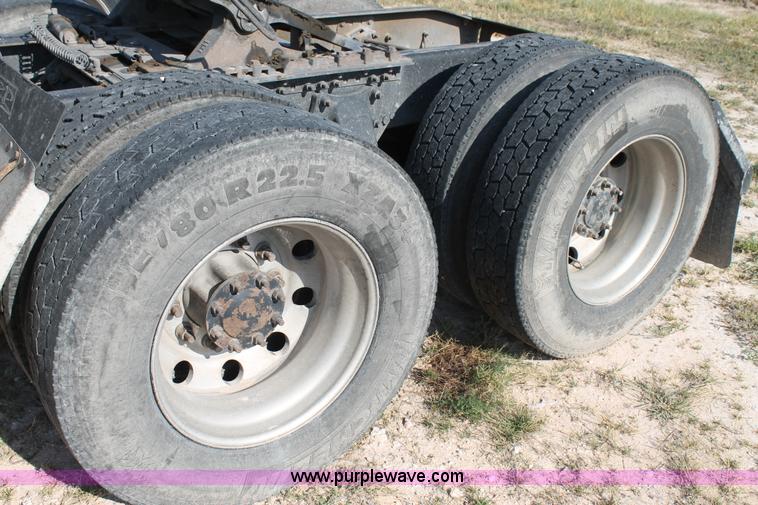 image for item J1438 2006 Freightliner Columbia semi truck