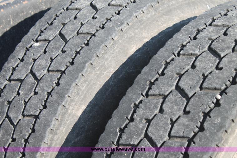 image for item J1438 2006 Freightliner Columbia semi truck