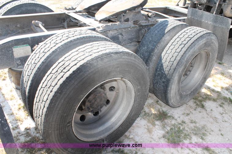 image for item J1438 2006 Freightliner Columbia semi truck