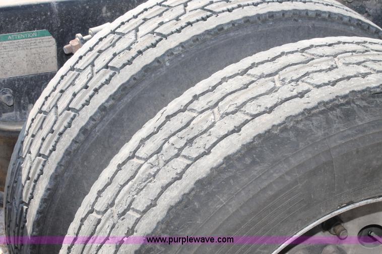 image for item J1438 2006 Freightliner Columbia semi truck