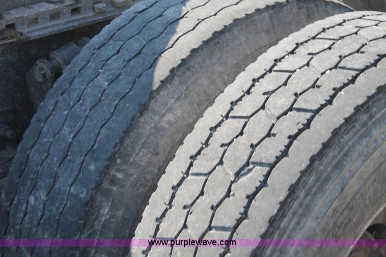 image for item J1438 2006 Freightliner Columbia semi truck