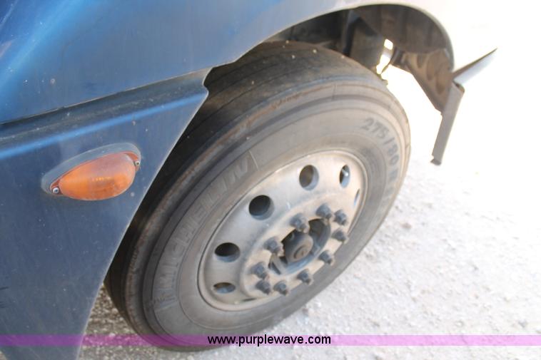 image for item J1438 2006 Freightliner Columbia semi truck